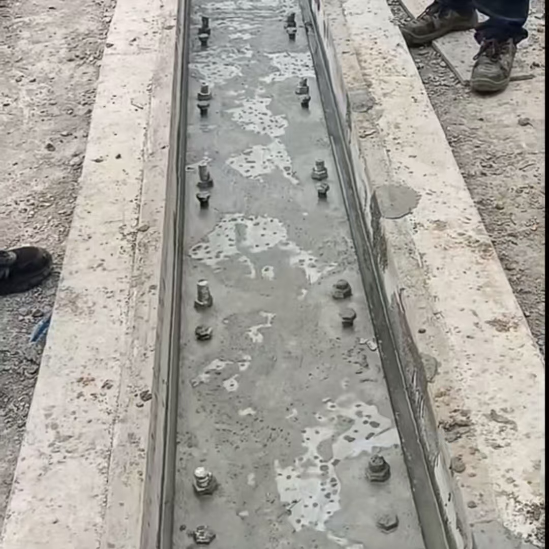 高坪港口码头起重机龙门吊重型机械设备稳固用早强快凝轨道胶泥